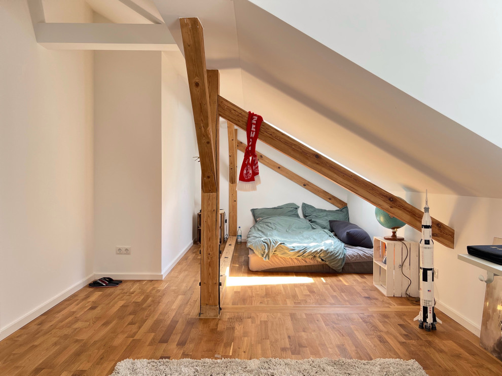 Inredning av ett eklektiskt mellanstort pojkrum kombinerat med sovrum och för 4-10-åringar, med vita väggar, mellanmörkt trägolv och brunt golv