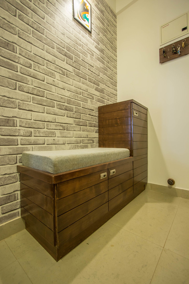 Design ideas for a contemporary entryway in Bengaluru.