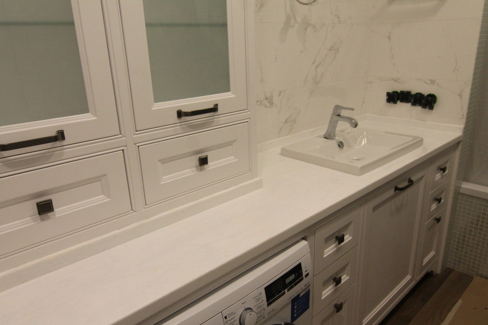 Idéer för ett mellanstort klassiskt vit en-suite badrum, med vita skåp, ett badkar i en alkov, en dusch/badkar-kombination, flerfärgad kakel, porslinskakel, vita väggar, ett undermonterad handfat, bänkskiva i kvarts, brunt golv och dusch med duschdraperi