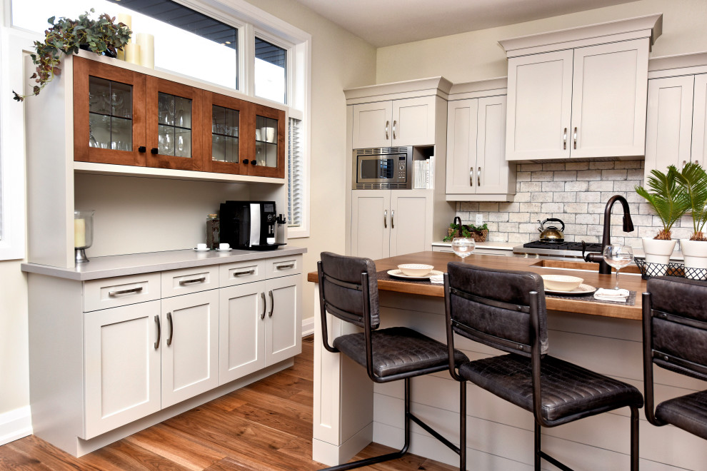 Arts and crafts home design photo in Toronto
