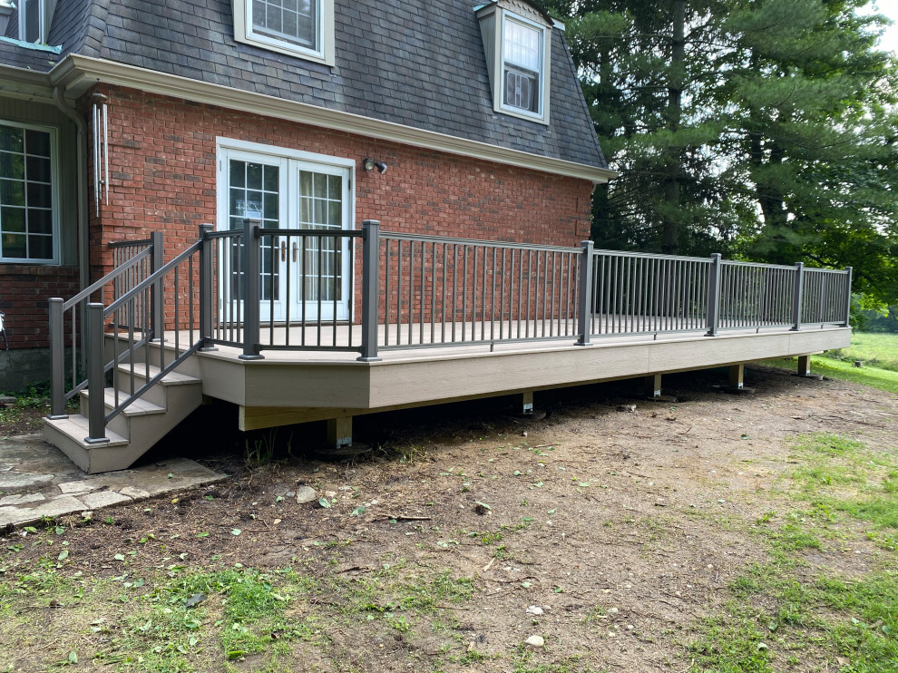 Example of a transitional deck design in Cincinnati