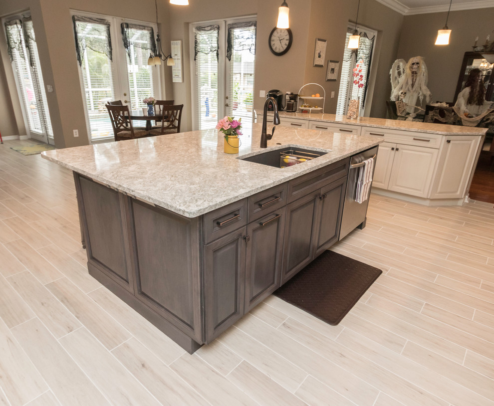 Home design - transitional home design idea in Miami