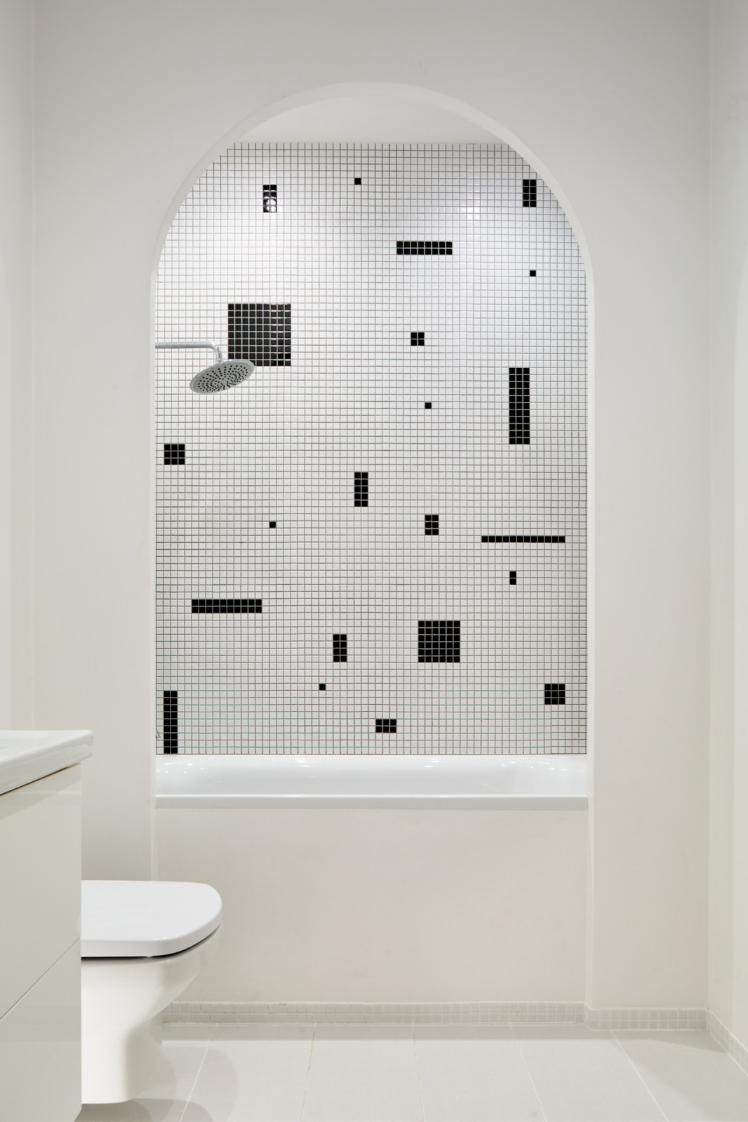 Стекло и неон: квартира в Подмосковье