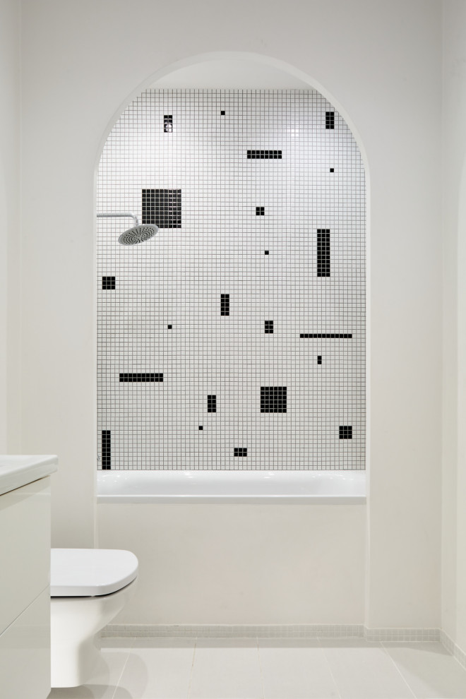 Стекло и неон: квартира в Подмосковье