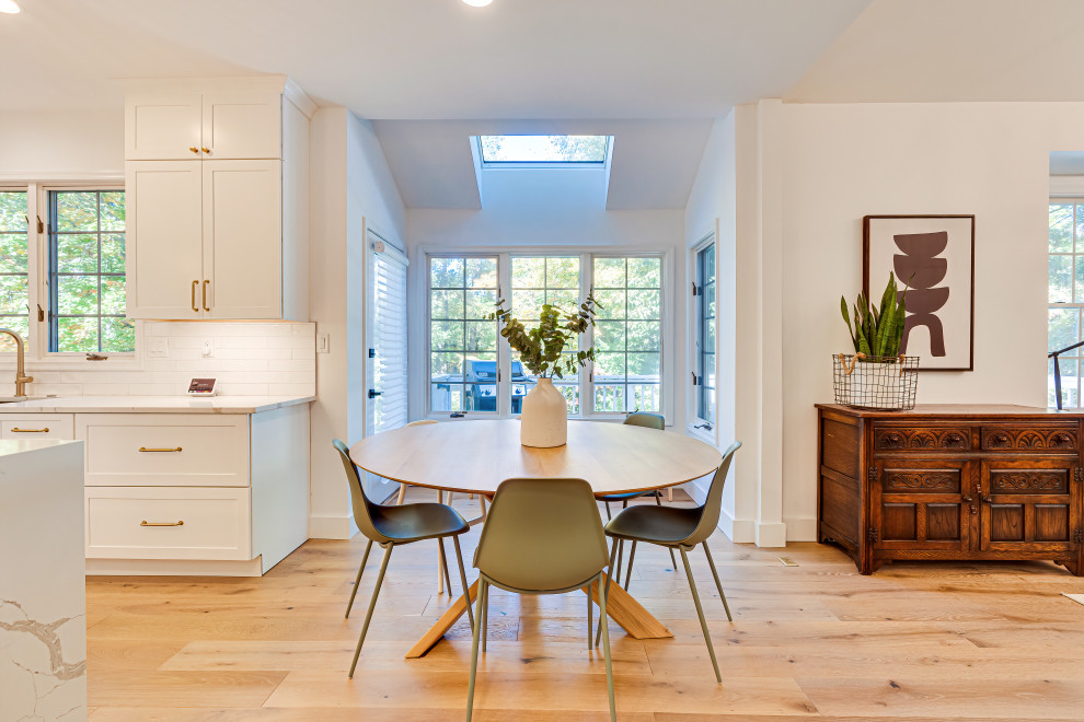 Aménagement d'une salle à manger ouverte sur la cuisine rétro de taille moyenne avec un mur blanc et un sol en linoléum.