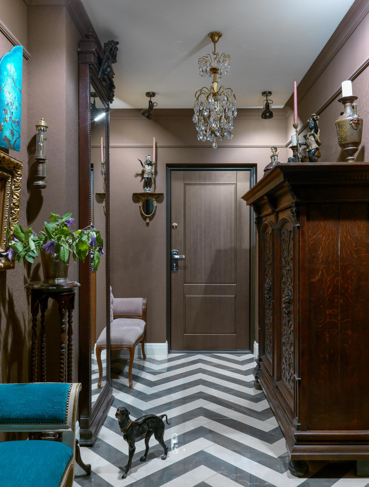 КВАРТИРА С АНТИКВАРНОЙ МЕБЕЛЬЮ (90 М.КВ) И ПРЕДМЕТАМИ ИСКУССТВА