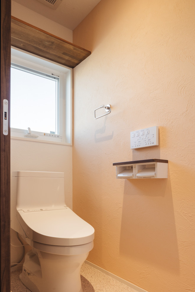 Réalisation d'un petit WC et toilettes avec des portes de placard blanches, un carrelage blanc, mosaïque, un mur blanc, parquet foncé, une vasque, un sol marron, un plan de toilette marron, meuble-lavabo encastré, un plafond en lambris de bois et du lambris de bois.