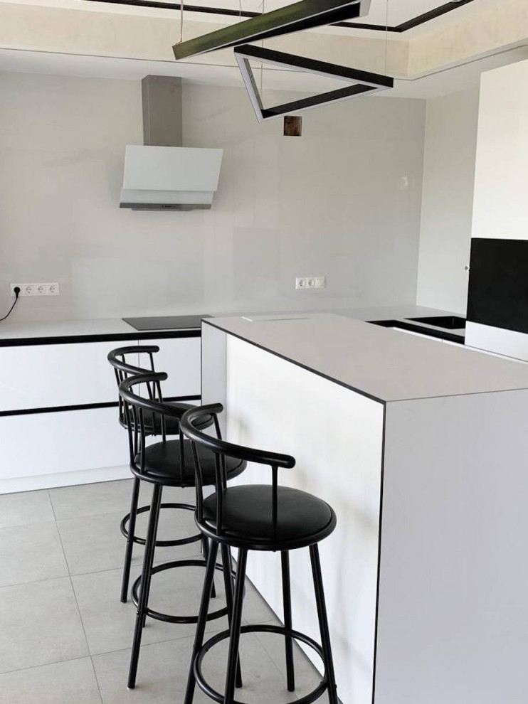 Белая кухня с островом