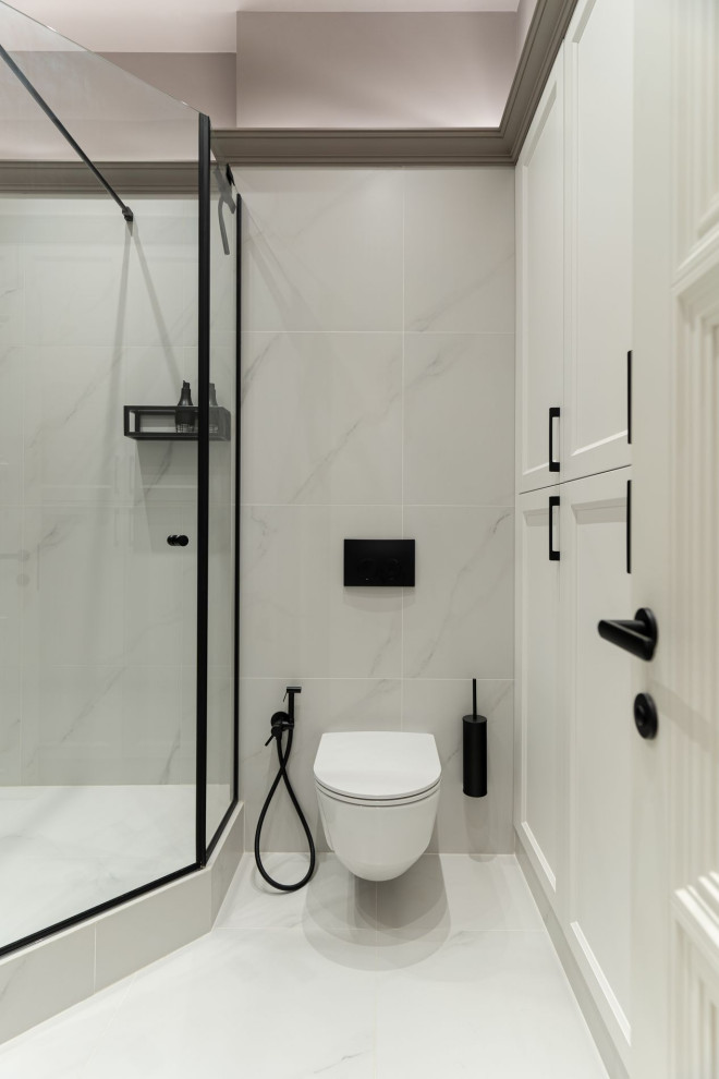 Idéer för att renovera ett mellanstort vintage vit vitt badrum med dusch, med en hörndusch, en bidé, grå kakel, porslinskakel, grå väggar, klinkergolv i keramik, bänkskiva i akrylsten, grått golv och dusch med skjutdörr