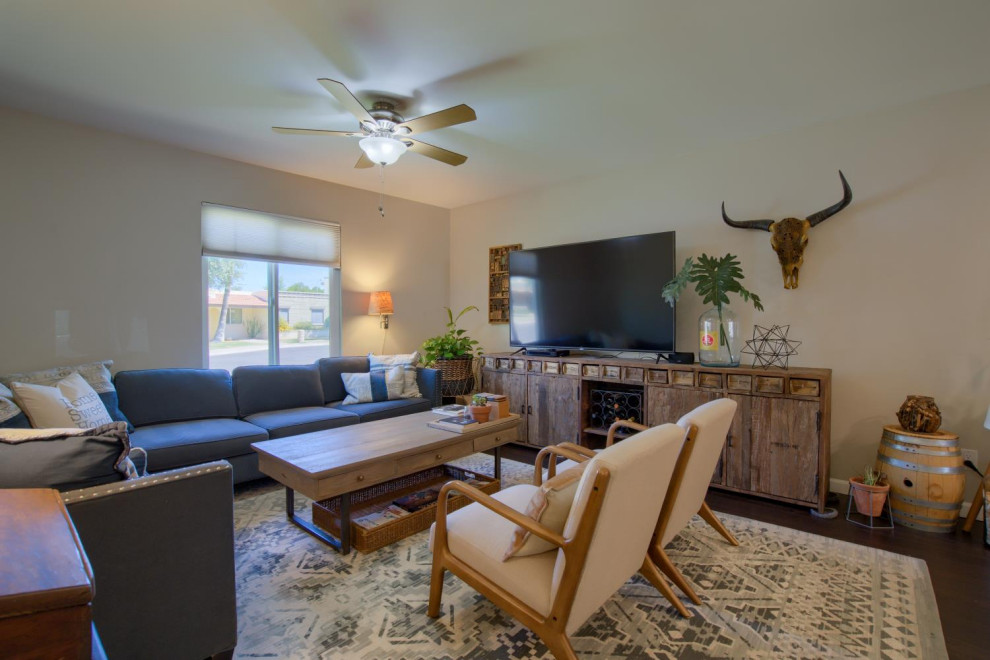 This is an example of a transitional living room in Phoenix.