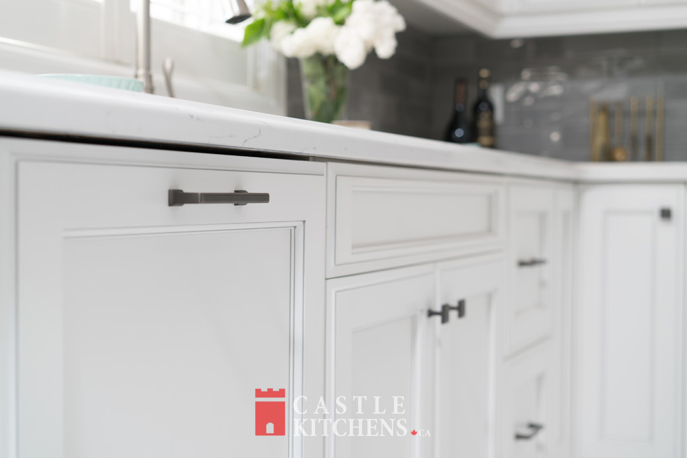 Transitional home design photo in Toronto
