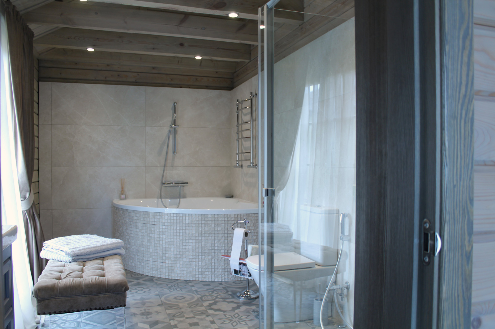 Дом из бруса в стиле шале.