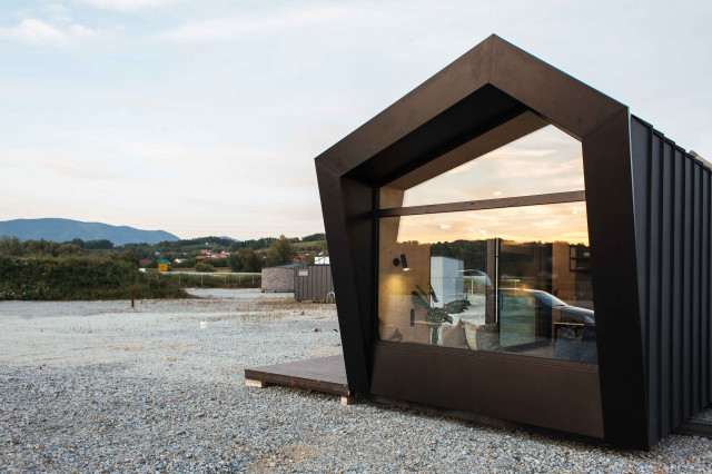 Cabin Black modern-deck
