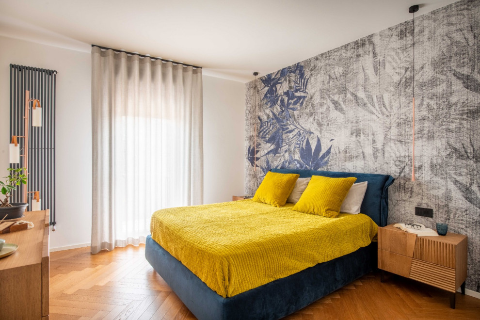 Mittelgroßes Stilmix Hauptschlafzimmer mit weißer Wandfarbe, hellem Holzboden und Tapetenwänden in Catania-Palermo