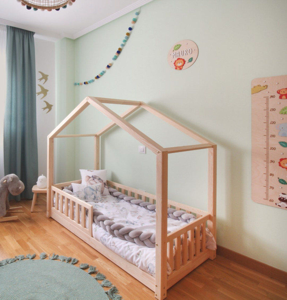 Foto de dormitorio infantil de 1 a 3 años tropical de tamaño medio
