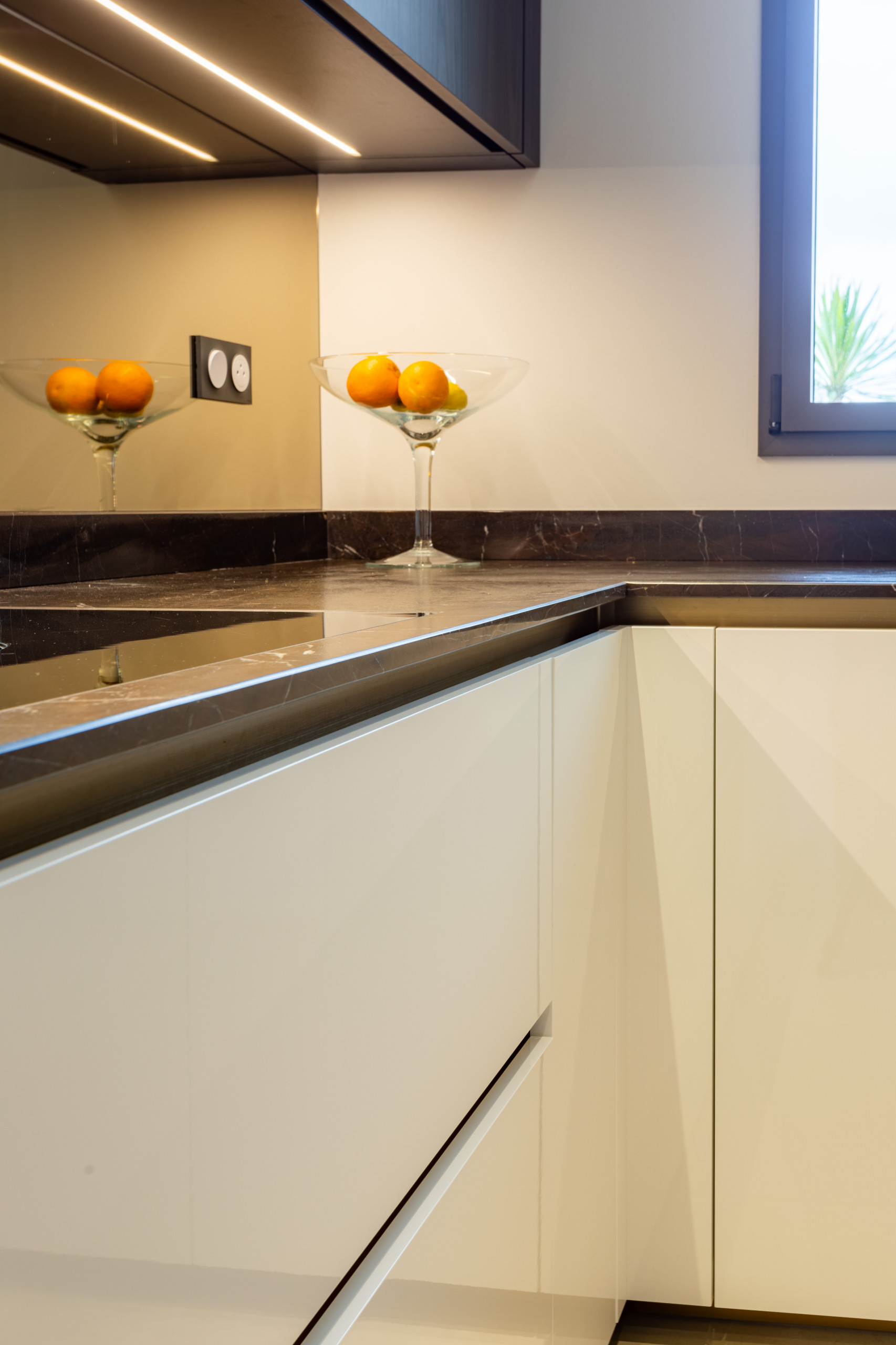 Création d'une cuisine chic et lumineuse dans une maison moderne