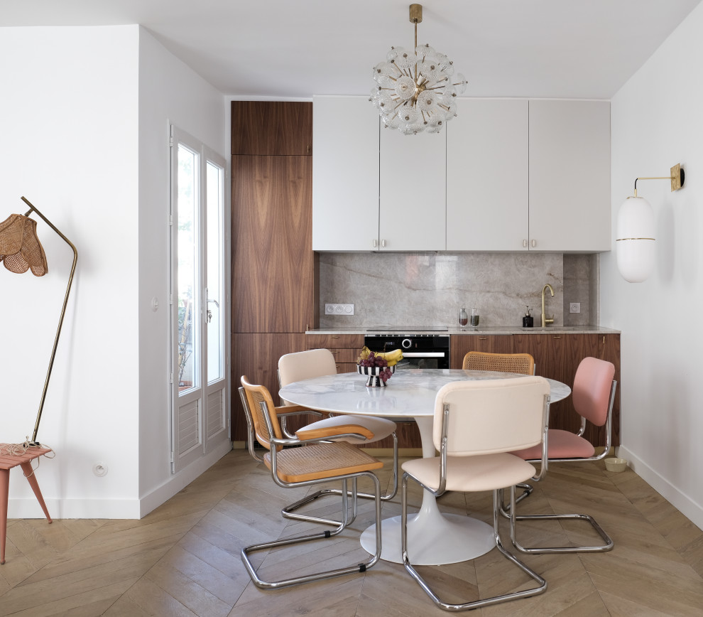 Photo of a contemporary single-wall eat-in kitchen in Paris with an undermount sink, flat-panel cabinets, medium wood cabinets, beige splashback, panelled appliances, medium hardwood floors, no island, brown floor and beige benchtop.