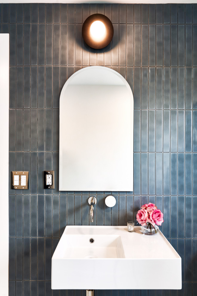 Foto di un bagno di servizio minimalista con piastrelle nere, pareti nere e lavabo sospeso