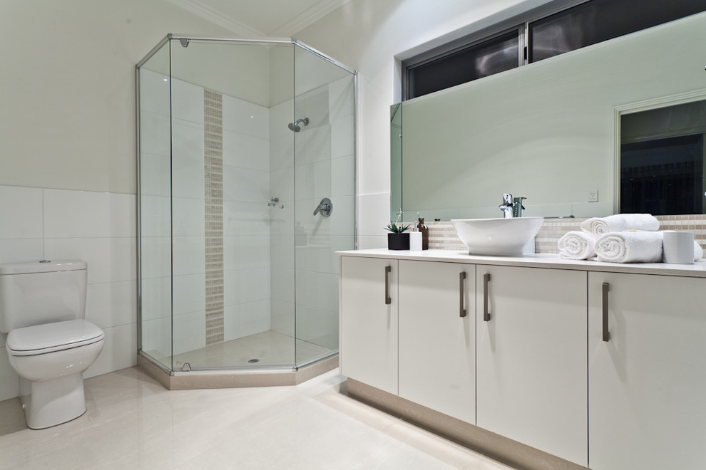 This is an example of a contemporary bathroom in Perth.
