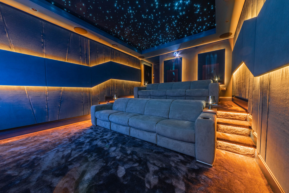 Пример оригинального дизайна: изолированный домашний кинотеатр среднего размера в современном стиле с серыми стенами, ковровым покрытием, проектором и серым полом
