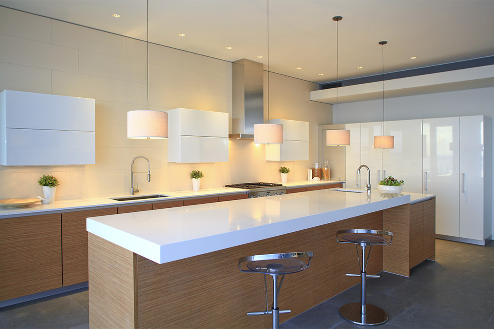 Contemporary kitchen in Orange County with quartz benchtops.