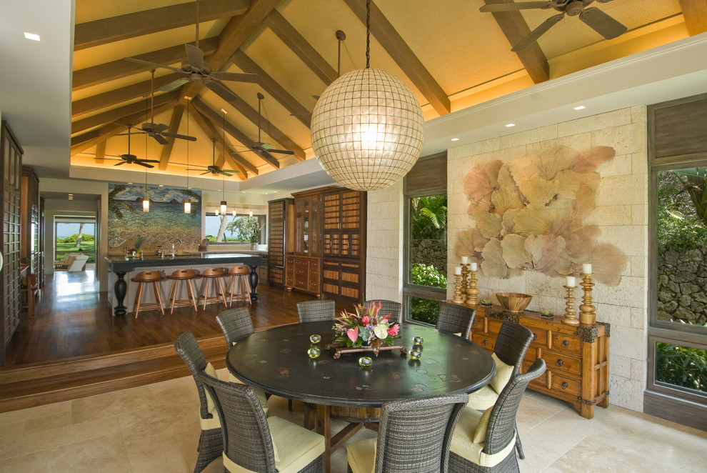 Tropical open plan dining in Hawaii.