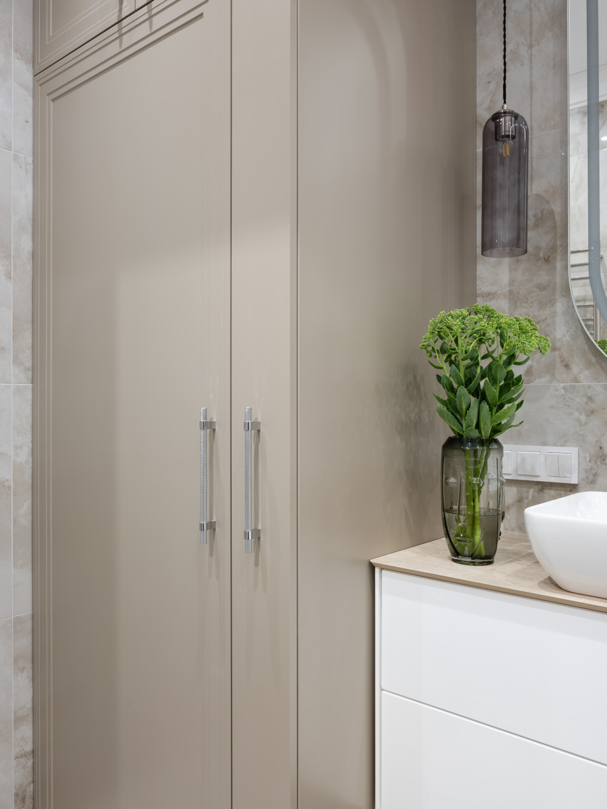 Реализация квартиры в стиле современная классика для семейной пары с ребенком