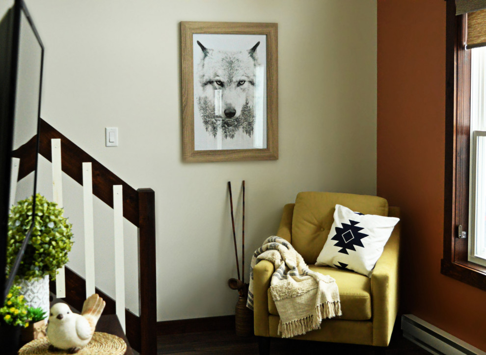 Kleines, Offenes Modernes Wohnzimmer mit oranger Wandfarbe, braunem Holzboden, Kaminumrandung aus Holz, TV-Wand und gewölbter Decke