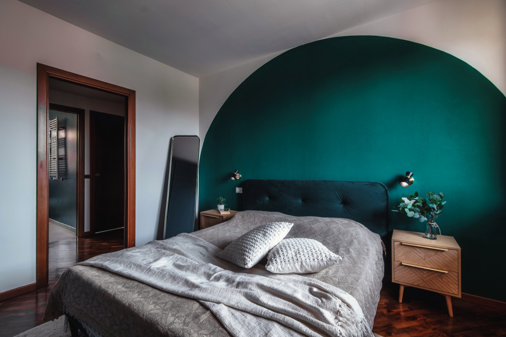Пример оригинального дизайна: хозяйская спальня в стиле модернизм с зелеными стенами и темным паркетным полом