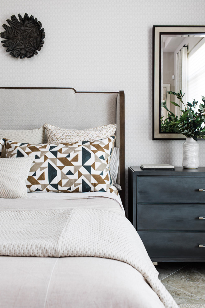 Ejemplo de dormitorio principal minimalista grande con paredes beige, suelo de baldosas de porcelana, suelo multicolor y papel pintado