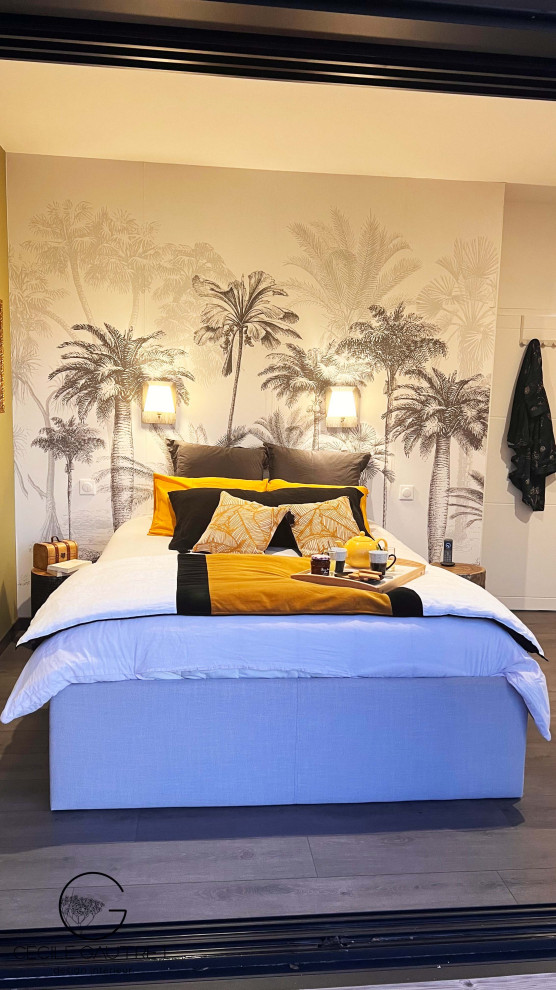 Schlafzimmer mit grüner Wandfarbe, Laminat, grauem Boden und Tapetenwänden in Nantes