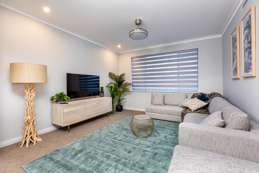 Foto de sala de juegos en casa abierta contemporánea con paredes grises, moqueta, televisor independiente y suelo beige