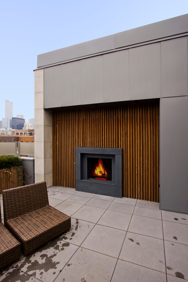 Design ideas for a contemporary patio in Chicago.