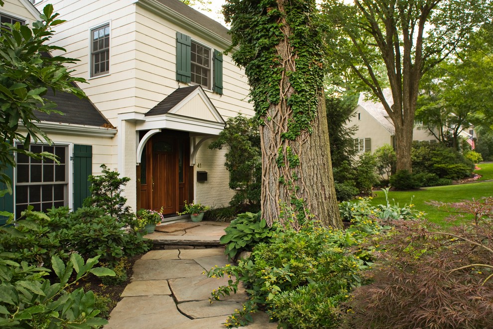 Inspiration for a traditional entryway in New York with a single front door.