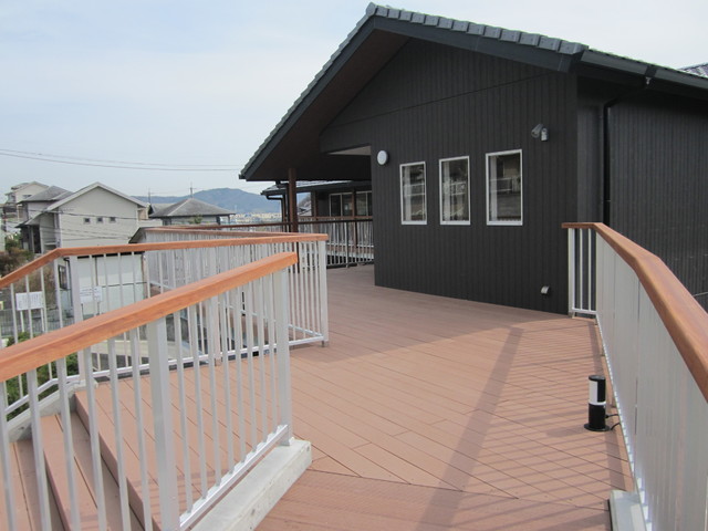 ウッドデッキ moderno-terraza-y-balcon