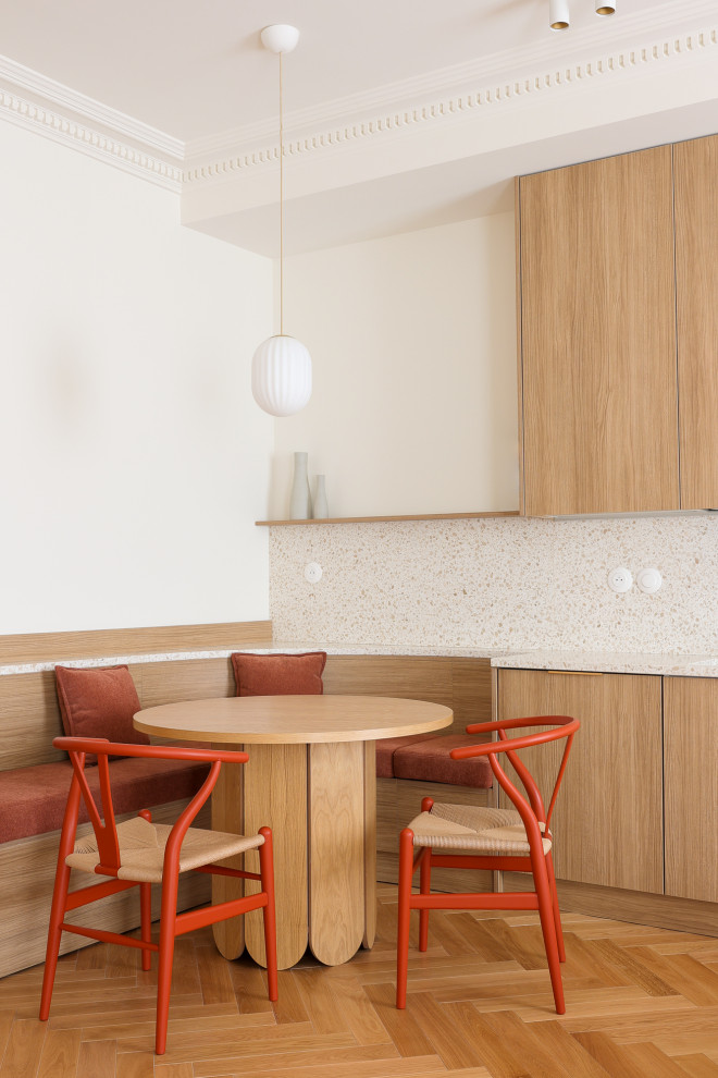 Inspiration för en mellanstor vintage matplats, med vita väggar, ljust trägolv och brunt golv
