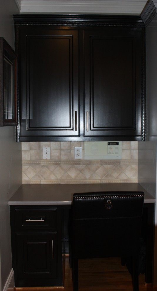 Eat-in kitchen - large transitional u-shaped light wood floor eat-in kitchen idea with a double-bowl sink, raised-panel cabinets, gray cabinets, quartz countertops, beige backsplash, ceramic backsplash, stainless steel appliances and an island