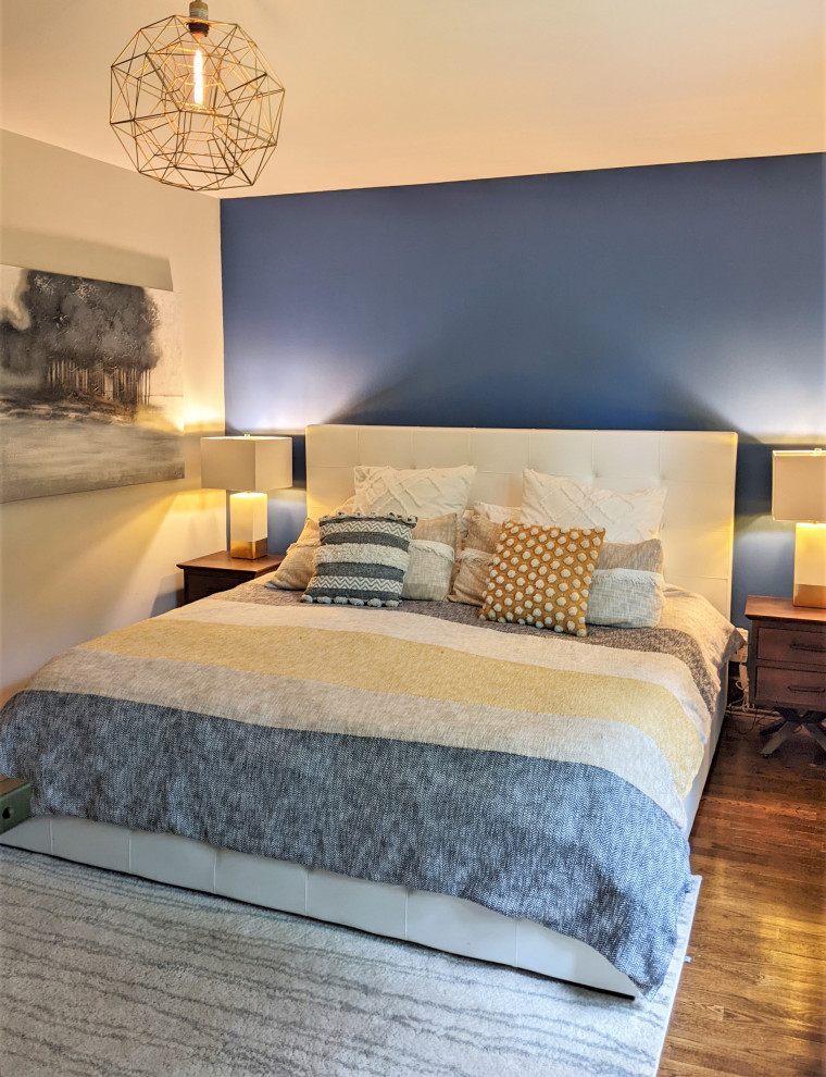 На фото: хозяйская спальня среднего размера в современном стиле с темным паркетным полом с