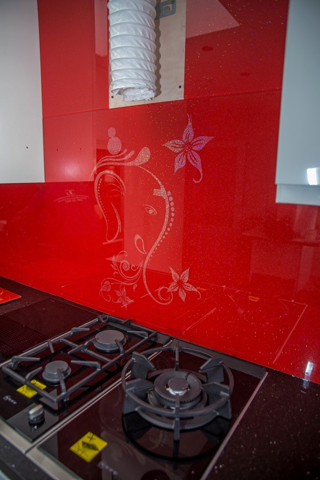 "RED GANESH GLITTER" Stenciled Glass Kitchen Splashback by CreoGlass
