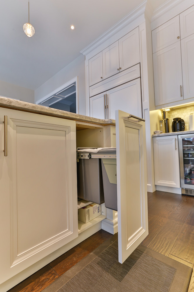 Kitchen - transitional kitchen idea in Toronto