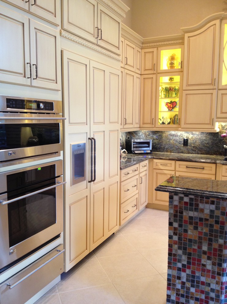 Kitchen - transitional kitchen idea in Miami