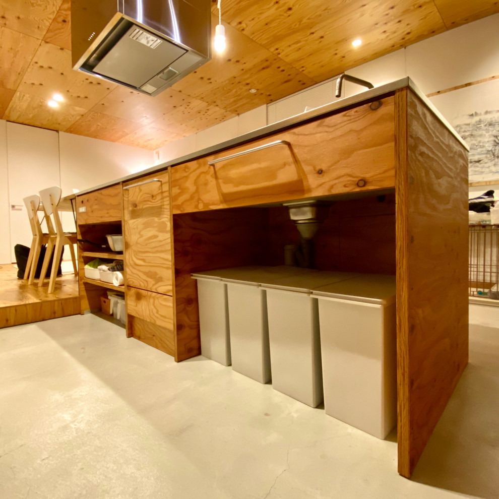 Imagen de cocina lineal escandinava pequeña abierta con fregadero integrado, armarios abiertos, puertas de armario de madera oscura, encimera de madera, electrodomésticos de acero inoxidable, una isla y madera