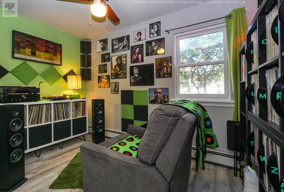 Kleines, Fernseherloses, Abgetrenntes Musikzimmer ohne Kamin mit bunten Wänden, Vinylboden und beigem Boden in New York