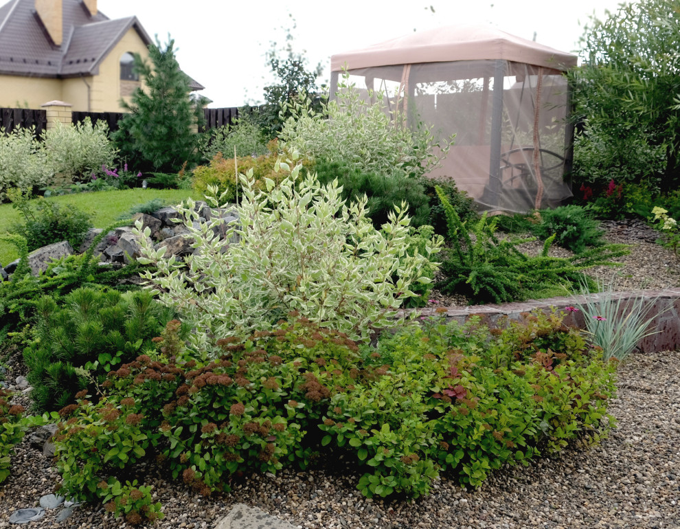 Сад с рельефом