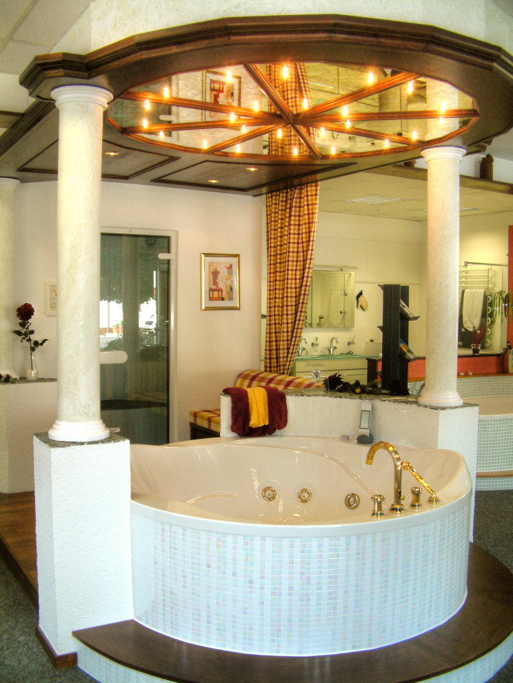 Inredning av ett lantligt mycket stort en-suite badrum, med skåp i mörkt trä, en jacuzzi, en kantlös dusch, vit kakel, glasskiva, vita väggar, marmorgolv, grönt golv och dusch med gångjärnsdörr