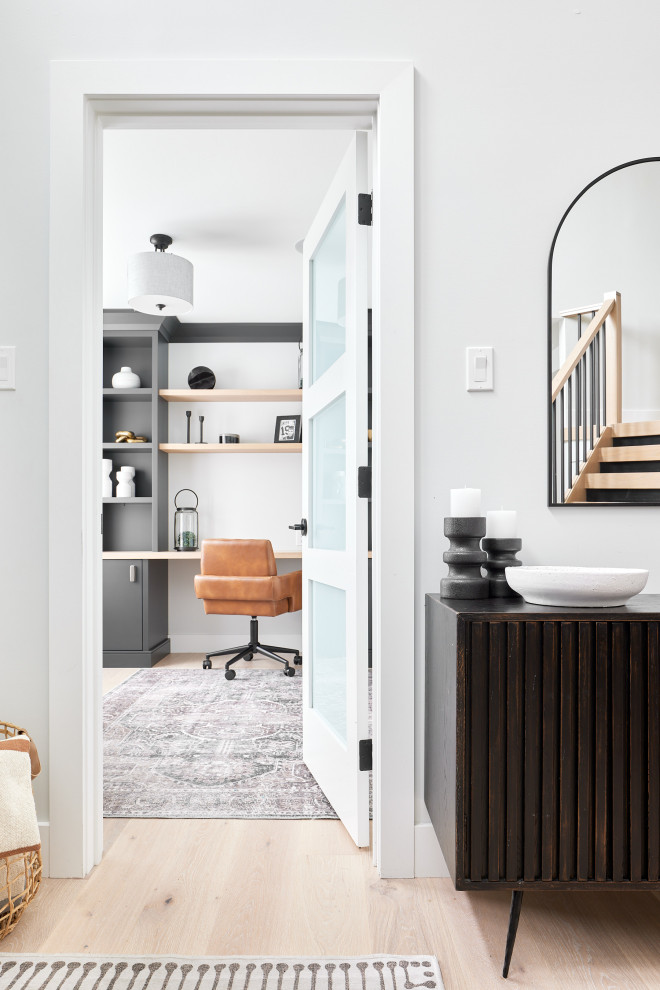 Foyer - mid-sized transitional light wood floor and brown floor foyer idea