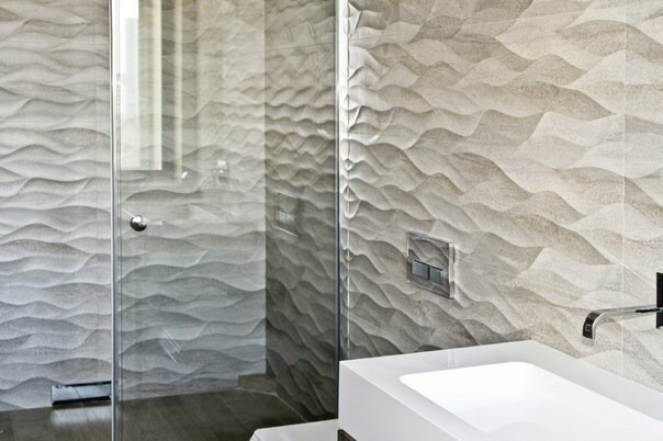 Пример оригинального дизайна: ванная комната в стиле фьюжн с инсталляцией, керамогранитной плиткой, полом из керамогранита и подвесной раковиной