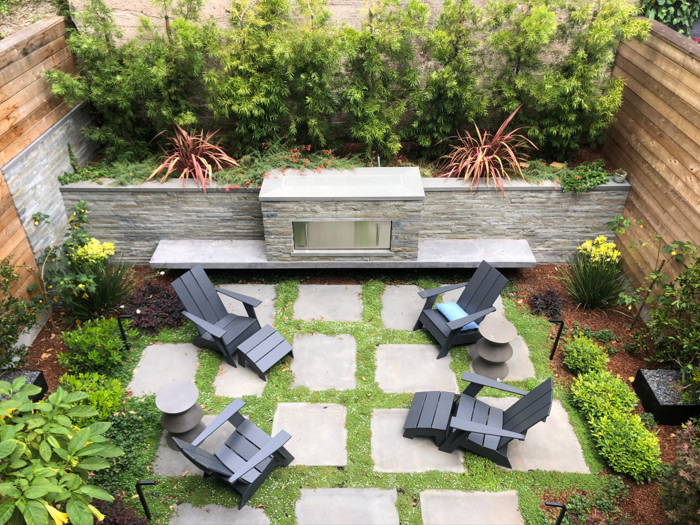 Kleiner, Halbschattiger Klassischer Gartenkamin hinter dem Haus mit Flusssteinen und Holzzaun in San Francisco