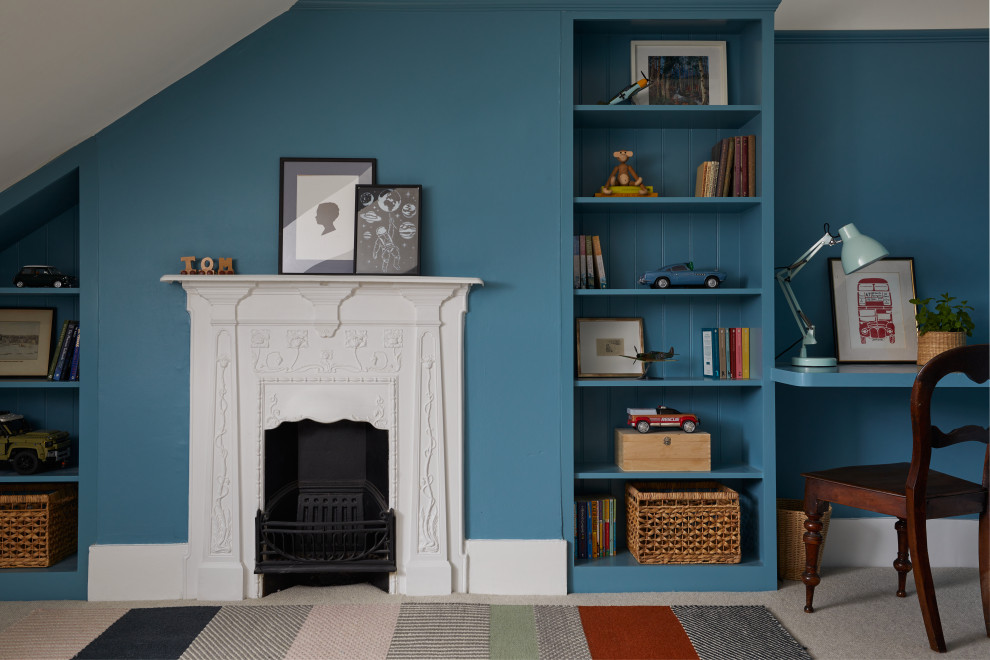 Ispirazione per una camera degli ospiti con pareti blu, moquette, cornice del camino in metallo e pavimento beige
