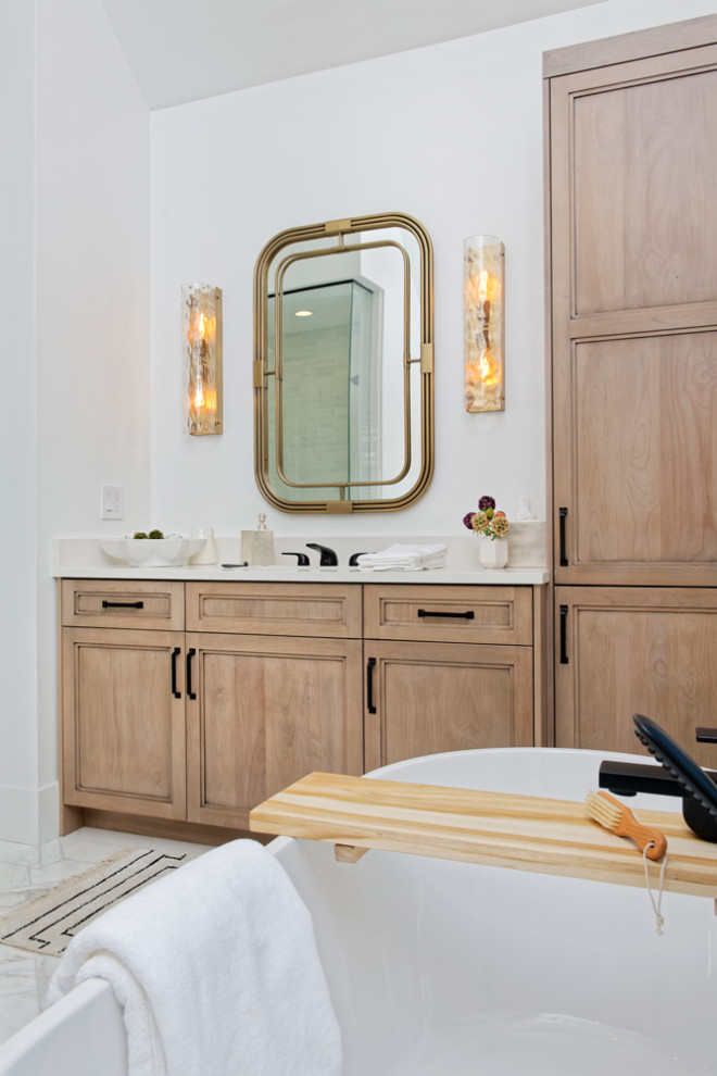 Inspiration för ett mellanstort funkis en-suite badrum, med skåp i shakerstil, skåp i mellenmörkt trä, ett platsbyggt badkar, våtrum, beige väggar, mosaikgolv, ett undermonterad handfat, vitt golv och dusch med gångjärnsdörr
